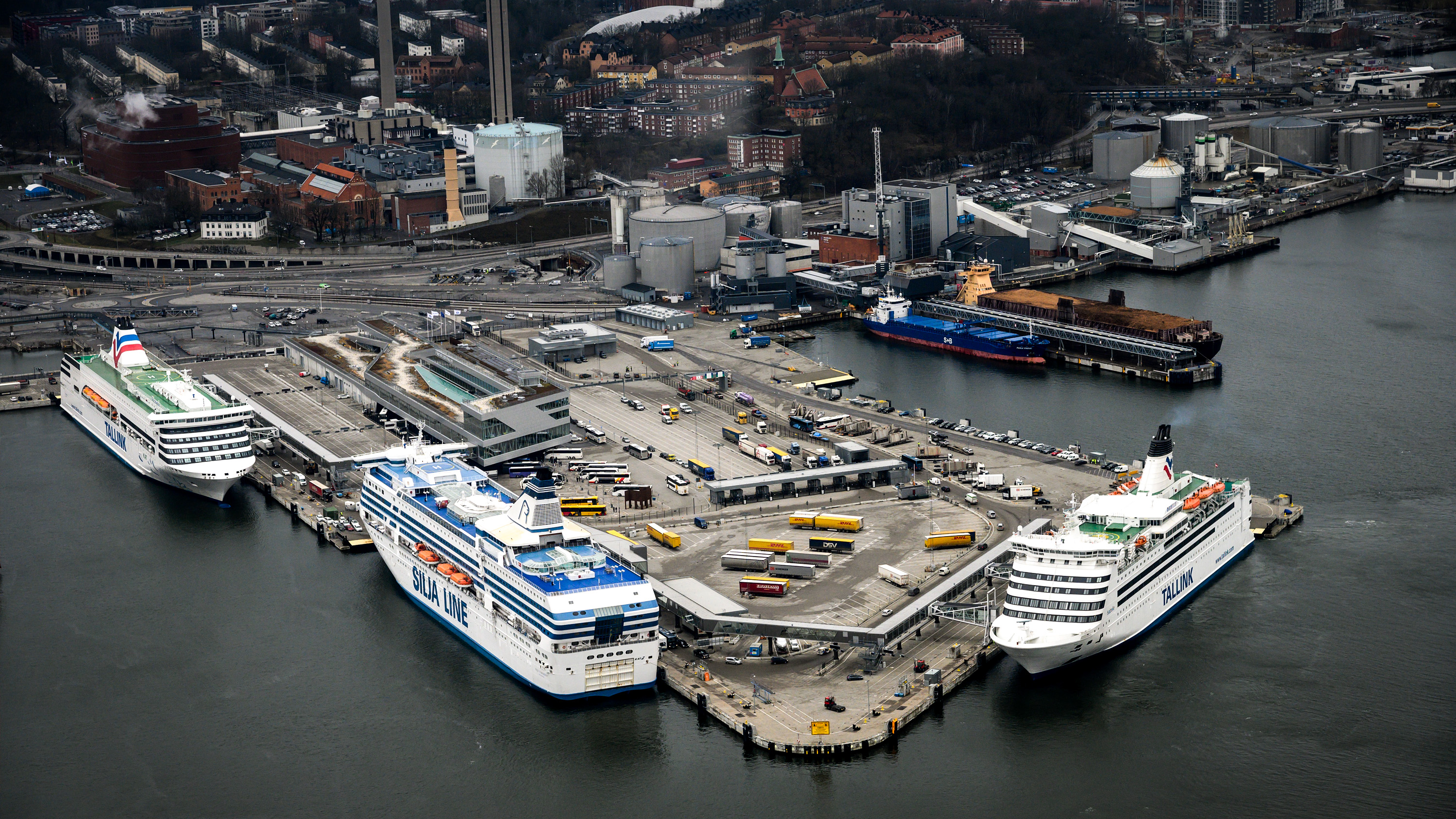 Svenska Ivy och Sophia stoppades av polisen när de anlänt med båten i Finland. De fick vända och åka direkt hem igen.