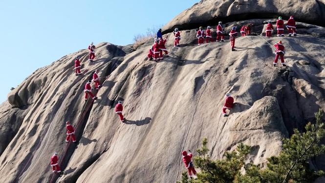 Bergsbestigare i tomtemundering på berget Bukhansan nära Seoul under ett evenemang där man ber för säker klättring det kommande året.  