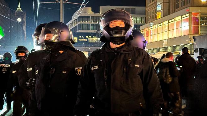 Medan utgifterna för kultur bromsat kraftigt fortsätter satsningen på polisen i Berlin. Målet är 1 224 nya poliser per år. Och deras befogenheter ökar.