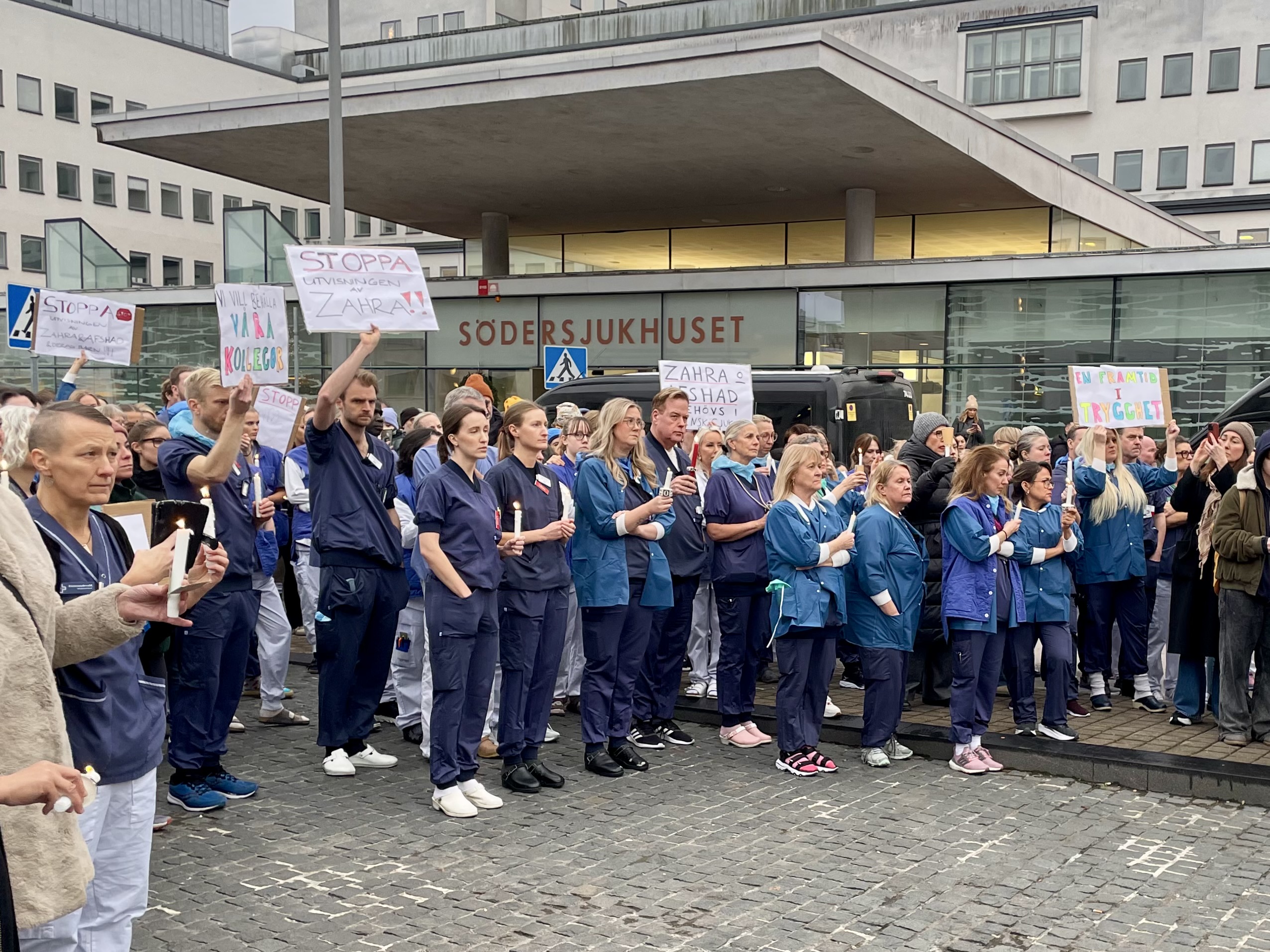 På måndagen anordnades en ljusmanifestation till stöd för Zahra Kazemipour och hennes familj som ska utvisas den 6 januari 2026.