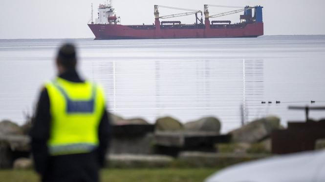 Det ryska fartyget Adler för ankar på svenskt vatten utanför Höganäs på söndagen, efter att det fått maskinhaveri. Fartyget ägare finns på flera sanktionslistor.