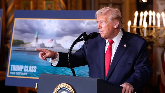 President Donald Trump på en presskonferens i residenset Mar-a-Lago i Florida på måndagen.