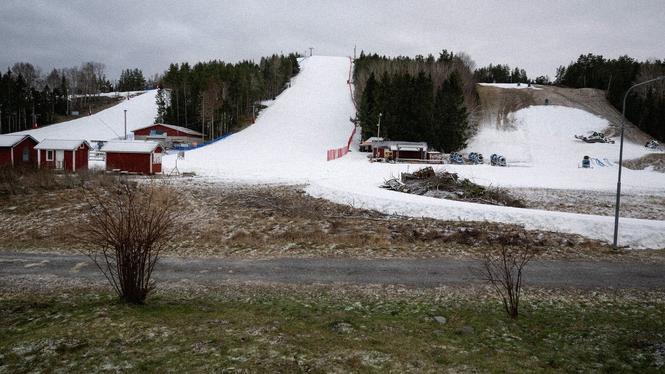 Snöbrist i skidbacke på Ekerö i Stockholm – en syn som inte längre är begränsad till södra Sverige.