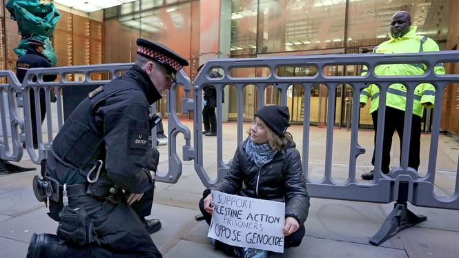 Demonstrationen ska ha ägt rum till stöd för medlemmar i Palestine action som sedan ett antal veckor hungerstrejkar i fängelse.