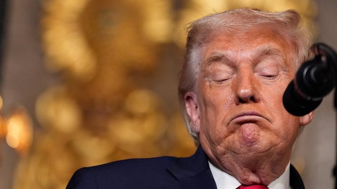 President Donald Trump kallar hem nästan 30 ambassadörer, utan förklaring.