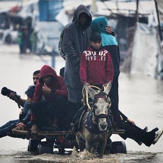 Regnet skapar översvämningar i Gaza. Ett spädbarn har dött av hypotermi.