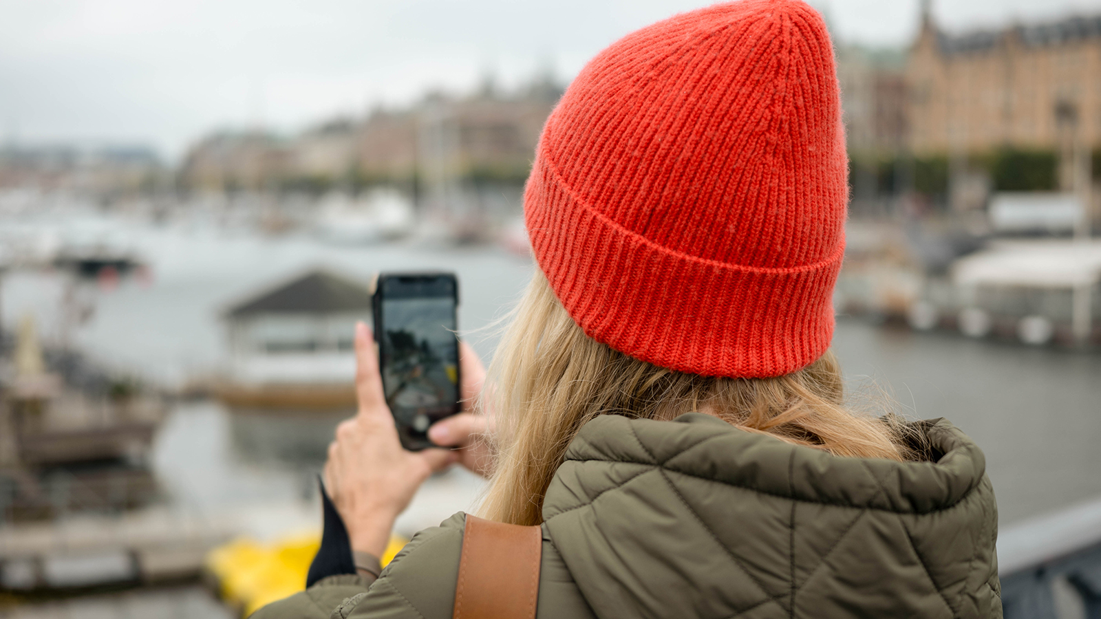 Carin konstaterar att det finns många konkreta exempel som visar att omställningen är möjlig – och inte behöver bli så dyr (personen på bilden är inte Carin).
