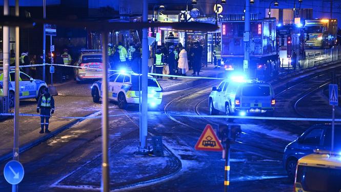 Polis, räddningstjänst och ambulans på plats efter att en buss har kört in i en byggnad i Liljeholmen i Stockholm.