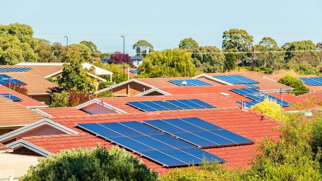 Villaområde i Adelaide, en stad i delstaten South Australia, där hustaken är täckta av solpaneler.
