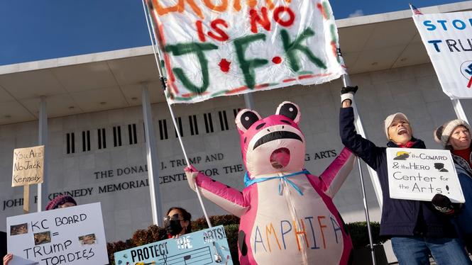 Demonstranter utanför nyligen omdöpta Trump Kennedy Center i Washington DC den 20 december.