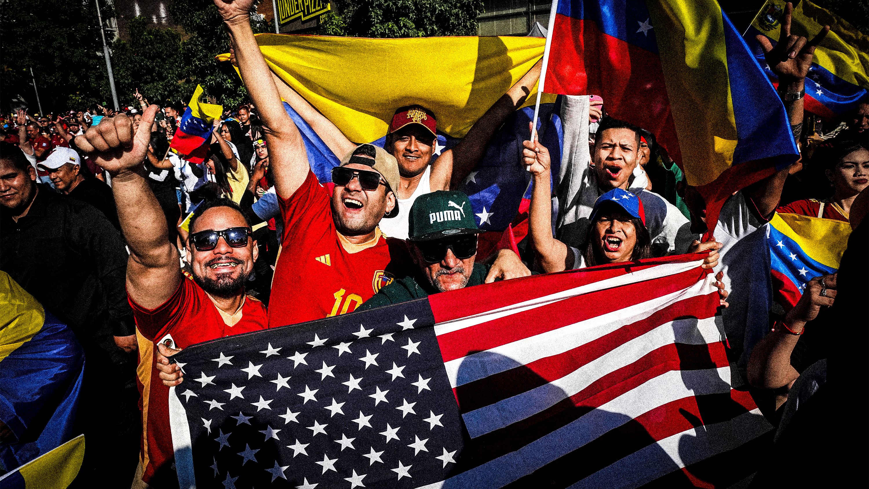 Venezuelaner firar i Santiago, Chile, efter USA:s attacker mot Venezuelanska huvudstad Caracas under natten.