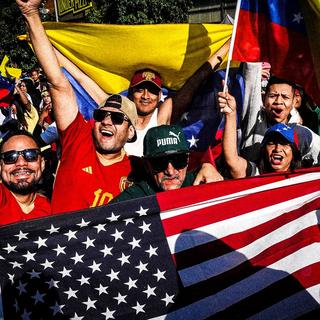 Venezuelaner firar i Santiago, Chile, efter USA:s attacker mot Venezuelanska huvudstad Caracas under natten.