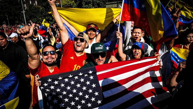 Venezuelaner firar i Santiago, Chile, efter USA:s attacker mot Venezuelanska huvudstad Caracas under natten.