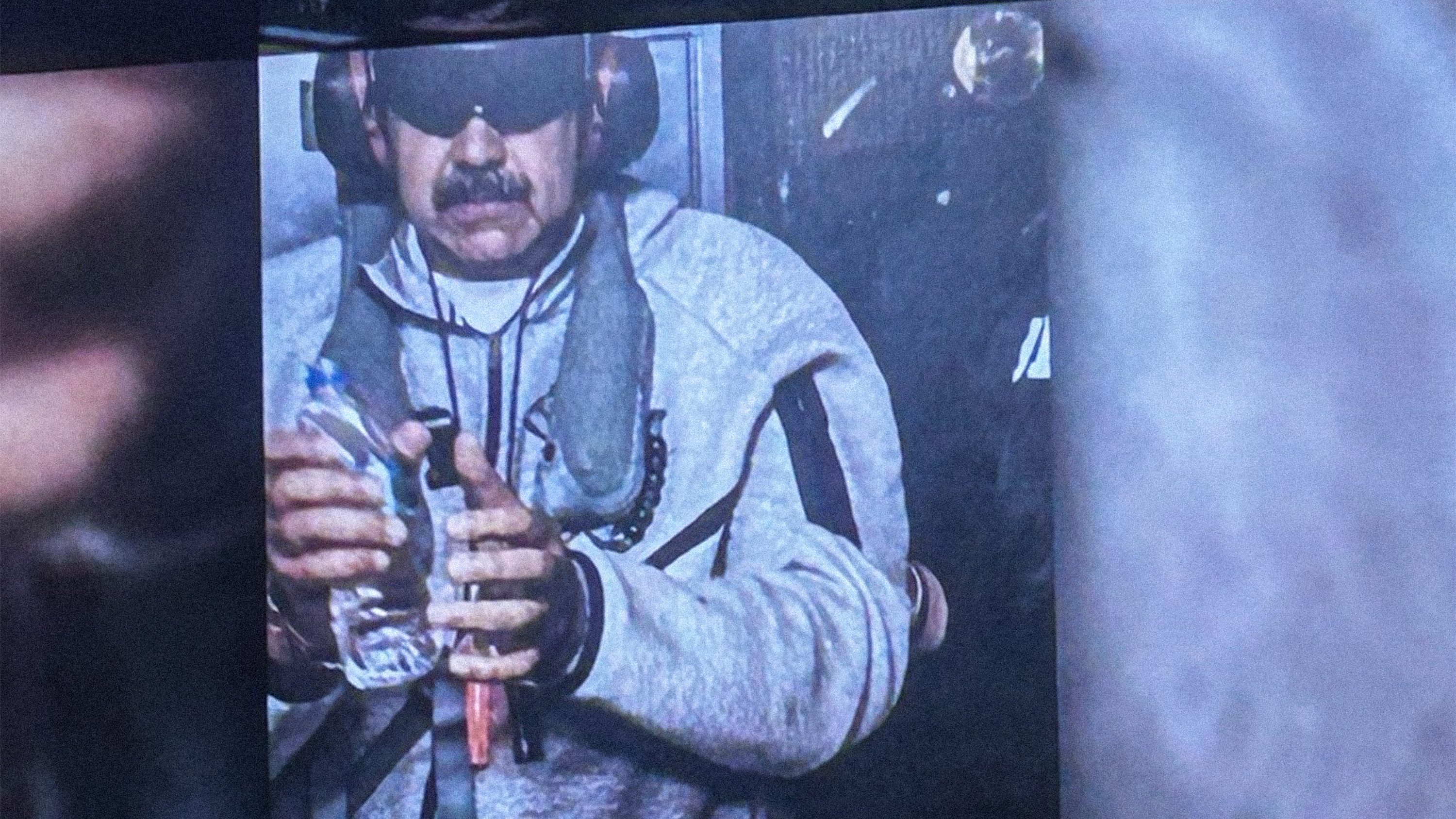 Strax innan presskonferensen delade Donald Trump en grumlig bild på Venezuelas kidnappade president Nicolás Maduro ska ha tagits på det amerikanska krigsskeppet USS Iwo Jima. På bilden syns Maduro påförd hörselkåpor och med en kolsvart skidmask.