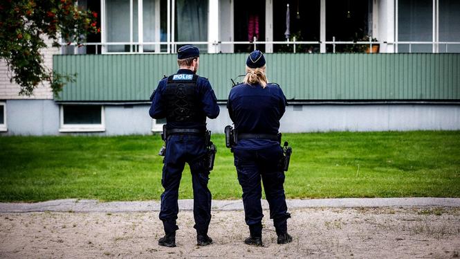 Polis på plats utanför huset där en ambulanssjukvårdare blev dödad i tjänsten i september av en man i 25-årsåldern i Nordanstig kommun.