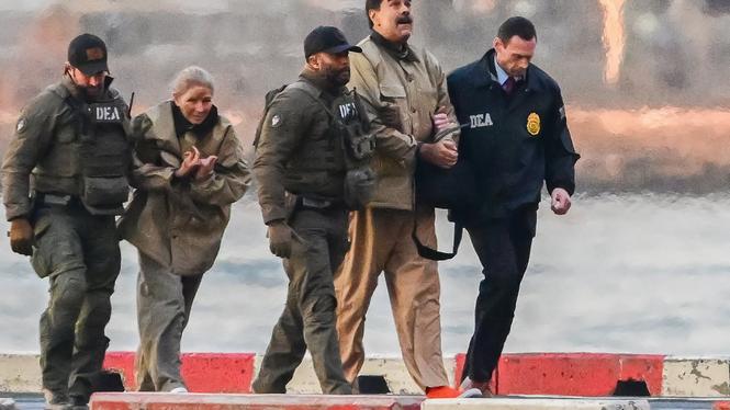  Nicolás Maduro och hans fru Cilia Flores förs med handfängsel till domstolen i New York. 