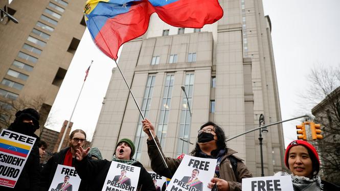 En manifestation till stöd för Nicolas Maduro utanför domstolen på Manhattan där Maduro och hans fru förhördes i går, måndag.  
