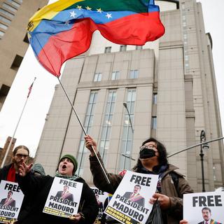 En manifestation till stöd för Nicolas Maduro utanför domstolen på Manhattan där Maduro och hans fru förhördes i går, måndag.  