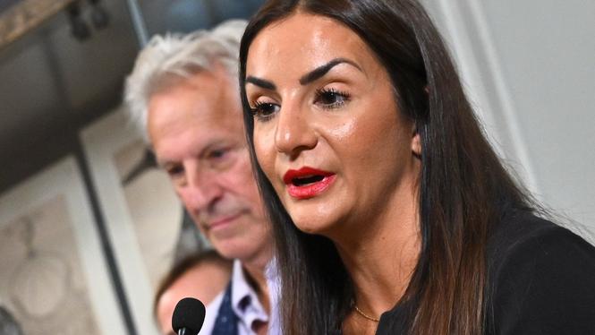 Kulturminister Parisa Liljestrand (M) fick slutbetänkandet ”En kulturkanon för Sverige” av kommitténs ordförande Lars Trägårdh i september 2025.