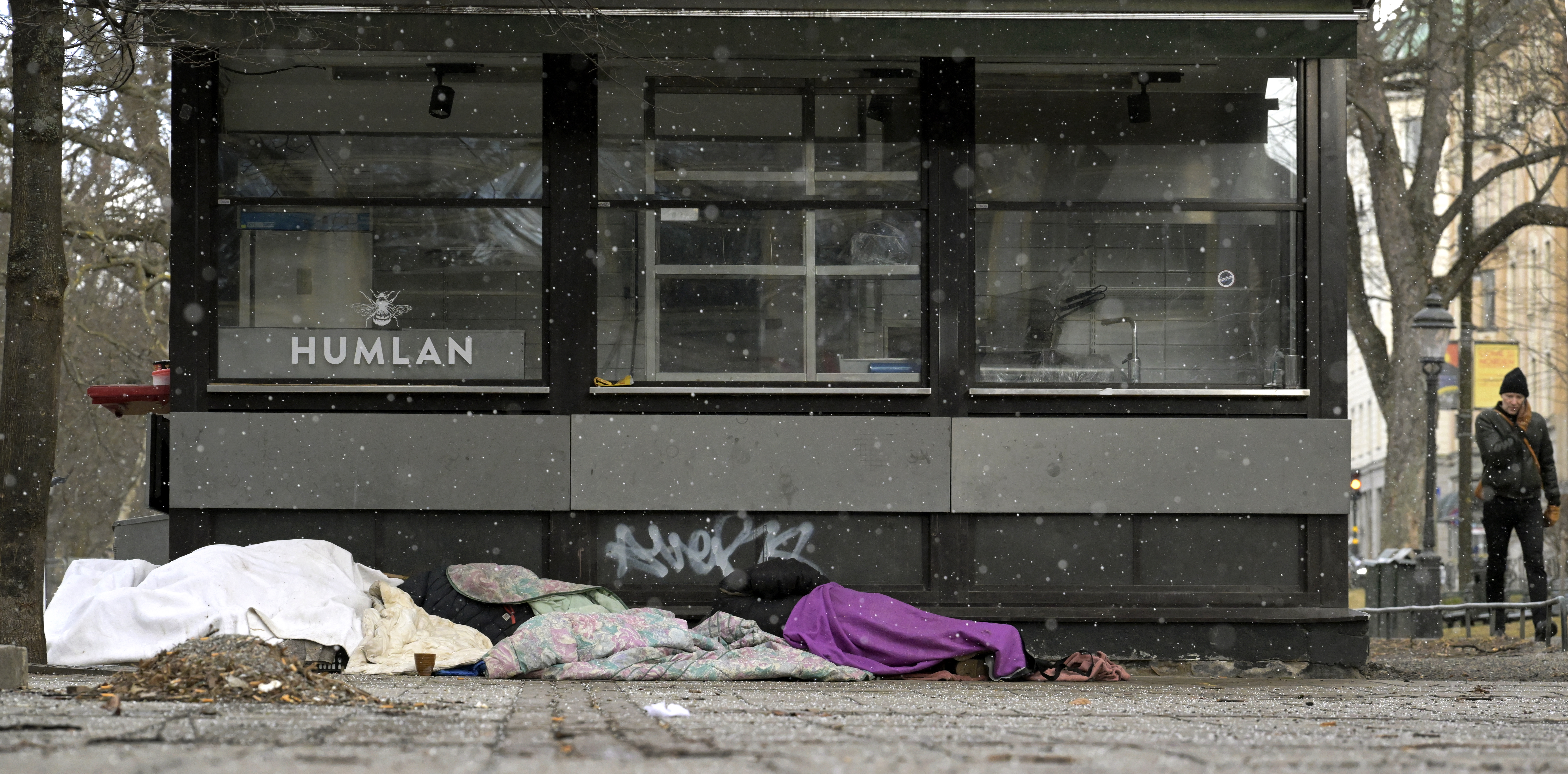 Hemlös person vid Humlegården i Stockholm.