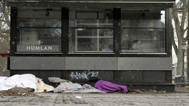 Hemlös person vid Humlegården i Stockholm.