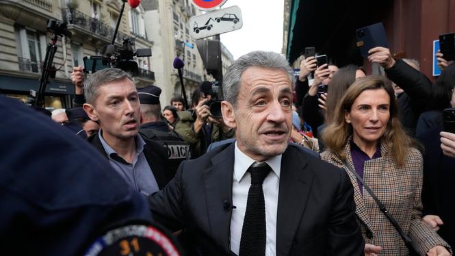 Före detta franska presidenten Nicolas Sarkozy anländer till en boksignering av sin nya bok Diary of a Prisoner.