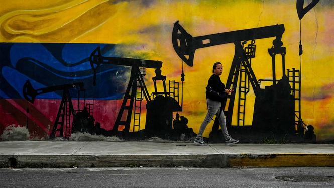 En Caracasbo promenerar förbi en muralmålning i Venezuelas huvudstad.