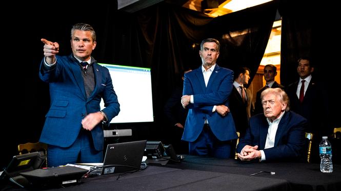 I bilder släppta av Vita huset syns krigsminister Pete Hegseth, CIA-chefen John Ratcliffe och president Donald Trump i det provisoriska ”situation room” som sattes upp på Mar-a-lago under attacken mot Venezuela.