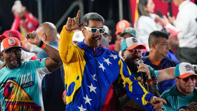I en gryningsattack tillfångatogs Venezuelas president Nicolás Maduro av USA. Under stort säkerhetspådrag flögs han till New York där han fördes till domstol. Själv förnekar Nicolás Maduro brott.