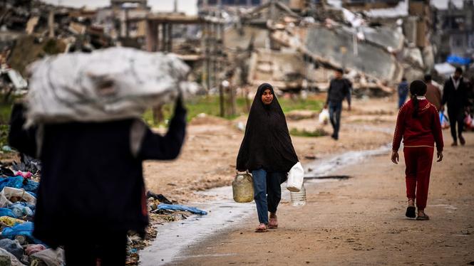 En ung kvinna som har hämtat vatten i Nuseirat, Gaza.