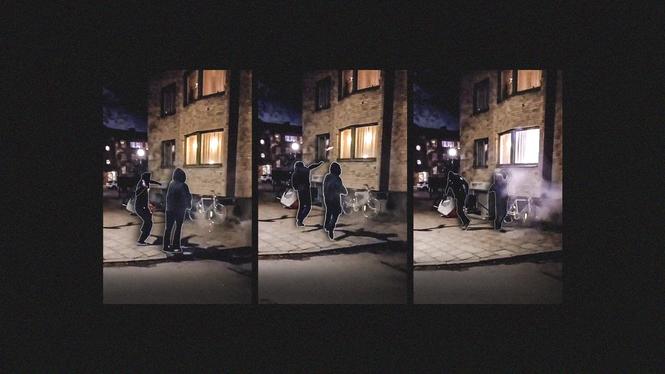 Maskerade nazister ger sig på en lägenhet två dagar innan julafton.