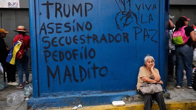 Trumpkritiska budskap har klottrats på en vägg i Caracas. Bild från tidigare i veckan.