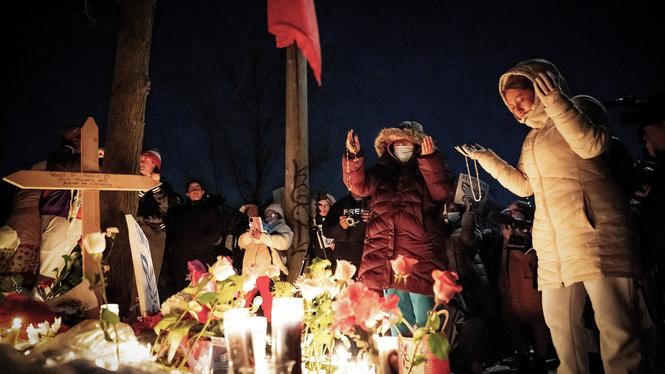 Sörjande människor samlas för att hedra kvinnan som sköts ihjäl av en Ice-agent i Minneapolis under onsdagen.