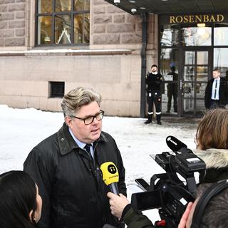 Justitieminister Gunnar Strömmer talar med pressen utanför Rosenbad, angående den turkiska rättegången mot journalisten Joakim Medin. 