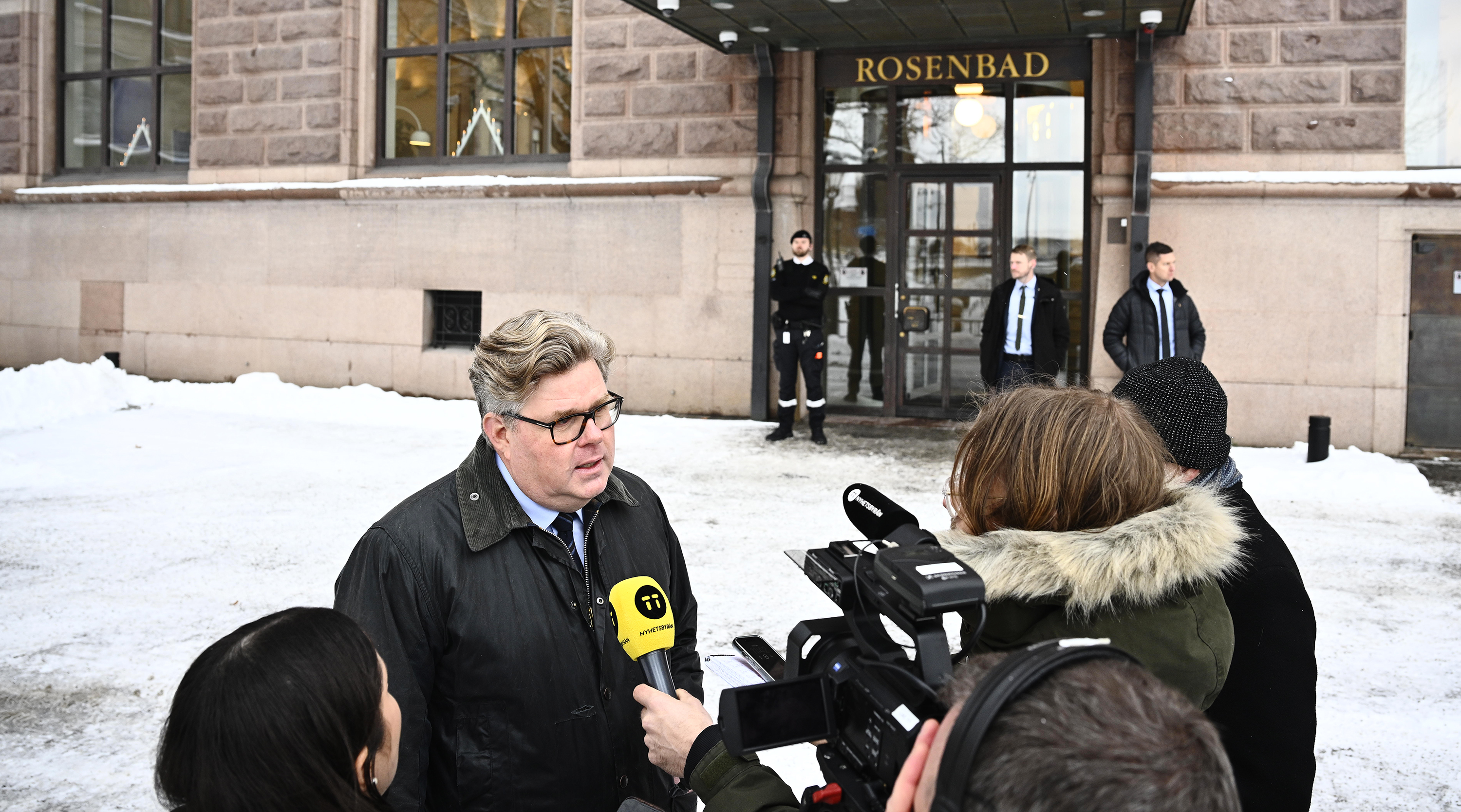 Justitieminister Gunnar Strömmer talar med pressen utanför Rosenbad, angående den turkiska rättegången mot journalisten Joakim Medin. 