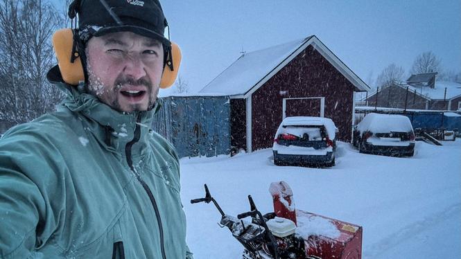 Det röjs för fullt när snöstormen drar in över Ångermanland. Albin Grahn bor i Västerhus utanför Örnsköldsvik.