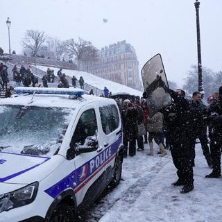 Snökaoset har drabbat Europa hårt på flera håll. I Parisområdet har två personer omkommit i trafikolyckor på grund av ovädret.