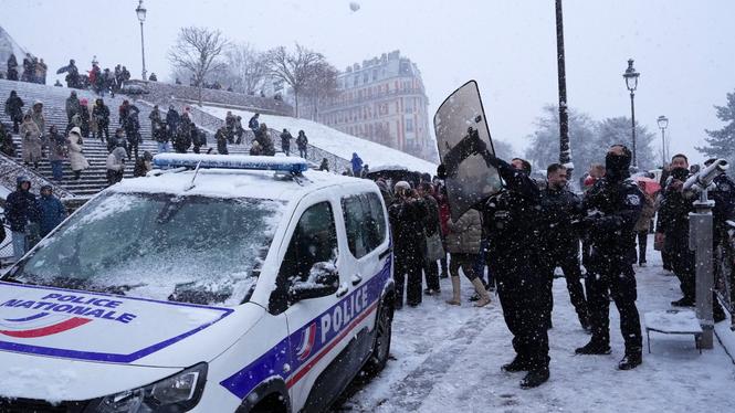 Snökaoset har drabbat Europa hårt på flera håll. I Parisområdet har två personer omkommit i trafikolyckor på grund av ovädret.