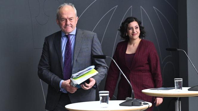 Simona Mohamsson, utbildnings- och integrationsminister (L), tar emot utredning om vinst i skolan, av den särskilde utredaren Joakim Stymne.