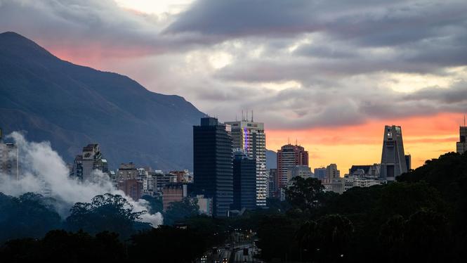 USA:s attack mot Venezuela har fördömts av flera länder. I Sverige ser exil-Venezuelanen Carlos händelseförloppet som en vinst – som han hoppas kan leda till ett mer stabilt land på sikt. 