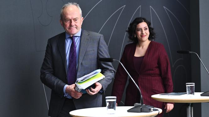 Simona Mohamsson, utbildnings- och integrationsminister (L), tar emot utredning om vinst i skolan, av den särskilde utredaren Joakim Stymne.