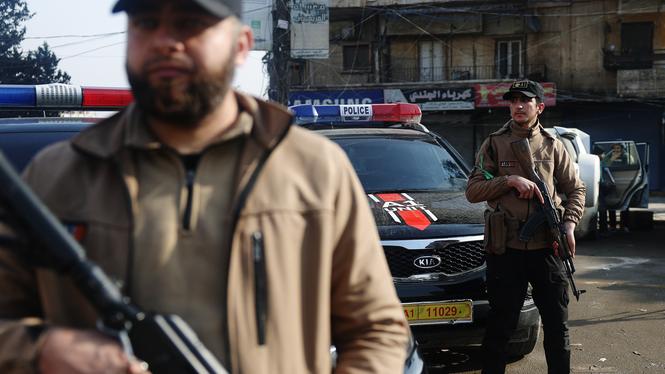 Syriska regeringsarmén patrullerar gatorna när de tar över stadsdelen Achrafieh från kurdiska SDF efter tre dagars strider i ett omstritt område i den nordliga staden Aleppo i Syrien, fredagen den 9 januari 2026.