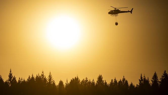 Helikoptrar vattenbombar skogen kring en torvtäkt i Halland, som brann häftigt i våras. Nu varnar forskare för att en ensidig satsning på totalförsvaret sker på bekostnad av beredskapen för andra samhällsfaror.