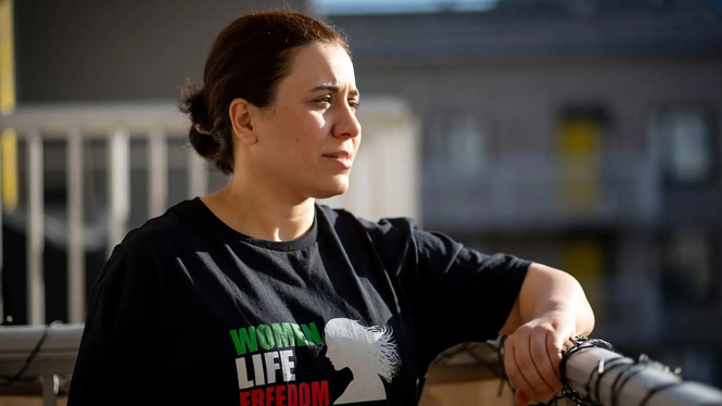 Mehrnaz Mousavi, som kom till Sverige från Iran 2016, vill att Sverige visar allvar med sitt stöd till folket i Iran. ”Människor där offrar sitt liv från frihet, vad gör ni i regeringen?”, säger hon.