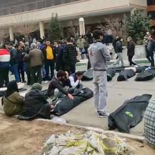 En bild tagen från videoklipp från förra veckan som cirkulerar i sociala medier. Bilden uppges vara tagen vid ett bårhus med tiotals kroppar och sörjande i närheten av huvudstaden Teheran