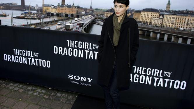Rooney Mara spelade huvudrollen när Stieg Larssons "Män som hatar kvinnor" blev internationell film. Nu blir historien brittisk tv-serie. 