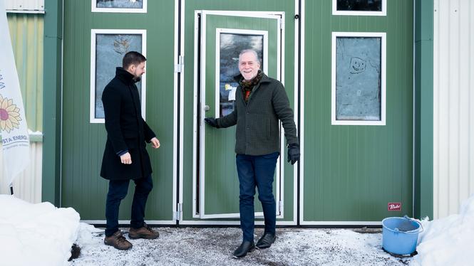 Daniel Helldén och Linus Lakso på besök i Gnesta för att studera ortens solcellsframgångar.