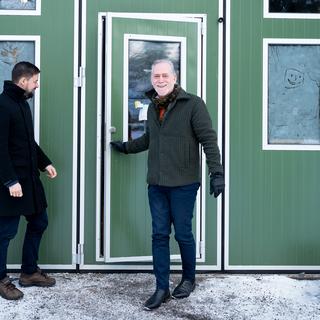 Daniel Helldén och Linus Lakso på besök i Gnesta för att studera ortens solcellsframgångar.
