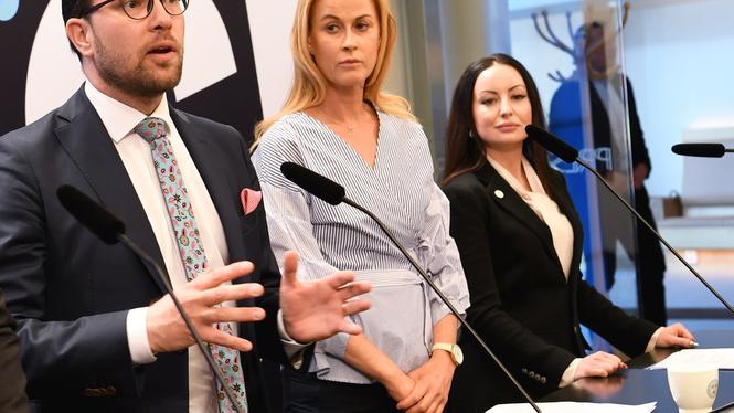 Jimmie Åkesson och Katja Nyberg (mitten) vid en pressträff i riksdagen 2019. Arkivbild.