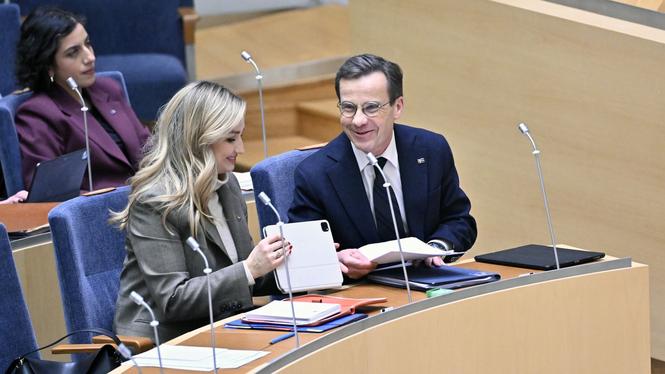 Kristdemokraternas partiledare Ebba Busch och statsminister Ulf Kristersson (M) under onsdagskvällens partiledardebatt i riksdagen.